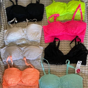 8 braletter - bralett - 8 braletter för 150kr  5 oanvända 3 är använda. En av de vita saknar band o har bara använts då man ej vill ha band under kläder. Storlek S/Xs  Finns att hämta i vendelsö eller skickas mot fraktkostnad.