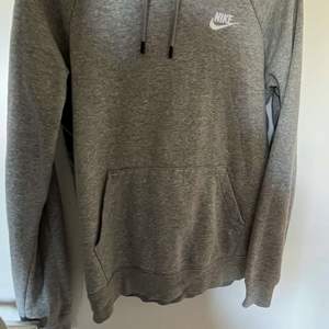 Grå Nike hoodie i storlek xs. Säljs pågrund för liten storlek. Använd 2 gånger. 