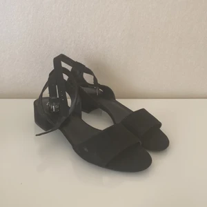 Svarta klackar - Svarta velvet klackskor i storlek 40