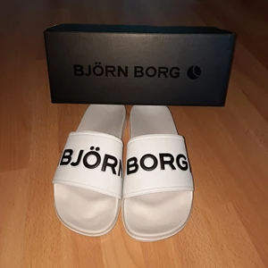 Björn Borg badtofflor - Säljer min badtofflor då jag beställde dom online och dom var för stora. Så dom är endast provade. Jag är en 38 i mina gamla badtofflor men 39/40 i skor. Orginal kartong och packning finns samt en nyckelring [ bild 3 ]. Kan skickas med post om så önskas.