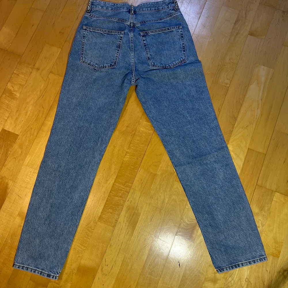 Super cute staight jeans that fits lovely. Tre ally nice blue Color. The pants have no defects.. Jeans & Byxor.