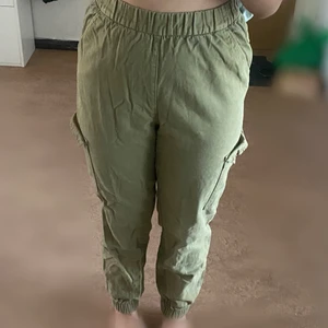 Fettsnygga cargo byxor! - Har använts ett par gånger men är i gått skick. Köptes för ett år sen från H&M. 