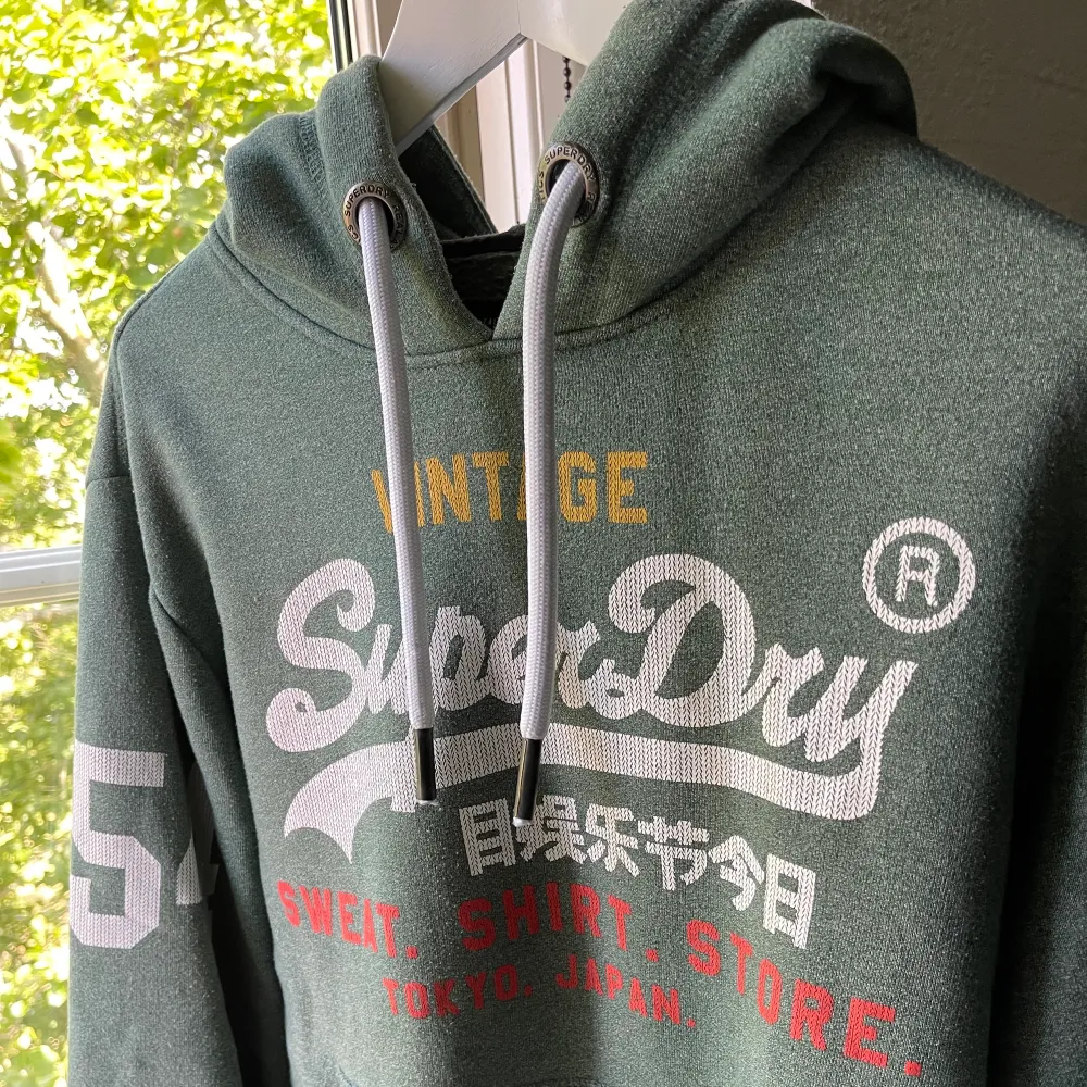Mörkgrön SuperDry hoodie, passar M/L och priset kan diskuteras✨. Tröjor & Koftor.