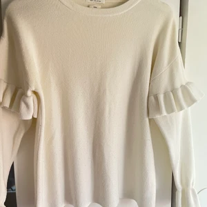 Zara tröja - Superfin tröja från zara med volanger på armen, köpt för några år sedan så går inte att köpa längre💗💗