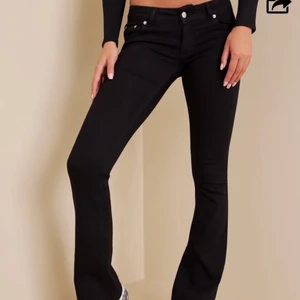 Jeans - Säljer dessa lågmidjade bootcut jeans från Nelly, säljer för att de är för liten storlek o de är för sent att skicka tillbaka. Nypris 549kr