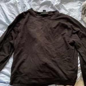 Svart sweatshirt  - Svart sweatshirt från monki! Köpt av min mamma! Bra skick inga skador. Stor för sin storlek