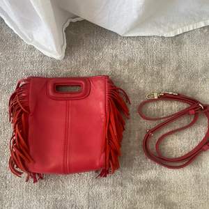 Intressekoll på min röda så snygga maje väska i minsta modellen! Den är ganska använd med den har inga större skador👛💫 Skriv om vi har frågor eller vill ha fler bilder!