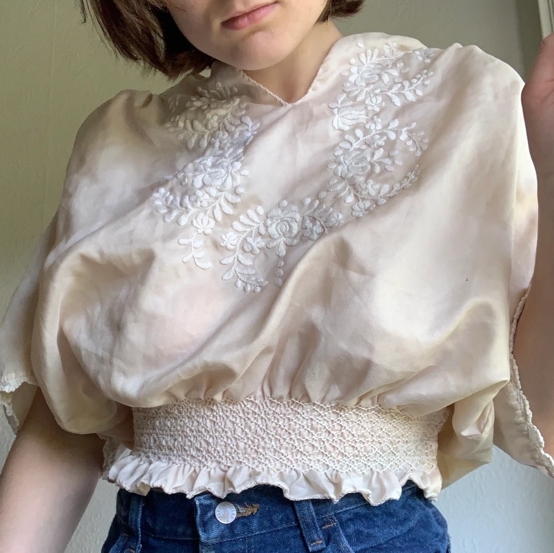 En blus med broderi