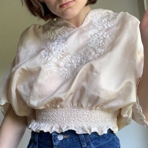 En blus med broderi - Passar bra till lite finare evenemang