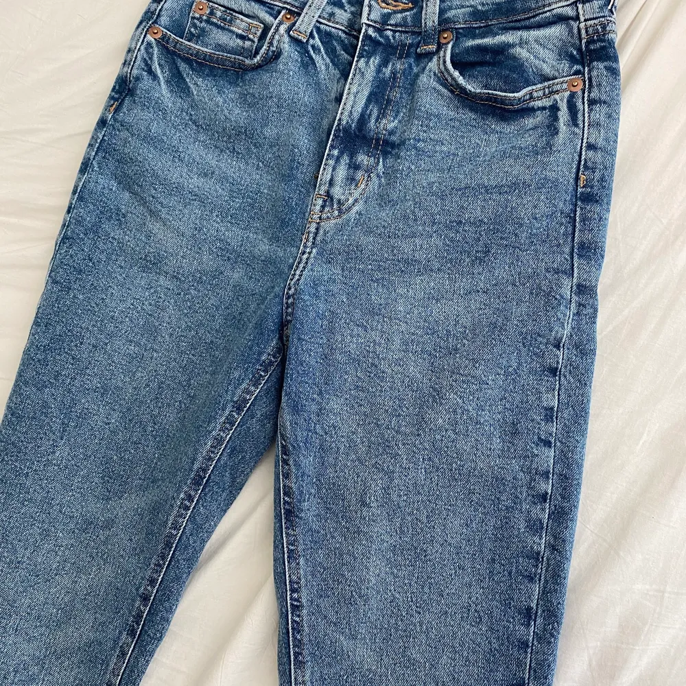 Superfina flare/bootcut jeans som är ett måste till hösten! Köpte här på Plick men säljer då de är lite för stora för mig! De är ganska små i storleken så skulle säga att de passar dig som har 34! Slutsålda, så därför är det inte exakt de jeansen som på den första bilden men väldigt lika. De två sista bilderna är den de riktiga jeansen💕. Jeans & Byxor.