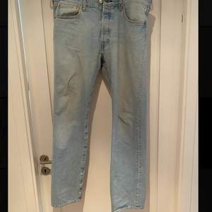 Levi’s 501 jeans i storleken 34/34, de passar dock 32/32. Raka jeans och lite baggy vid benen. 