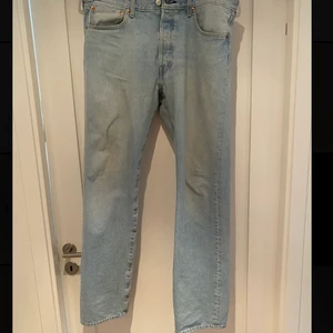 Levi’s 501 Jeans  - Levi’s 501 jeans i storleken 34/34, de passar dock 32/32. Raka jeans och lite baggy vid benen. 