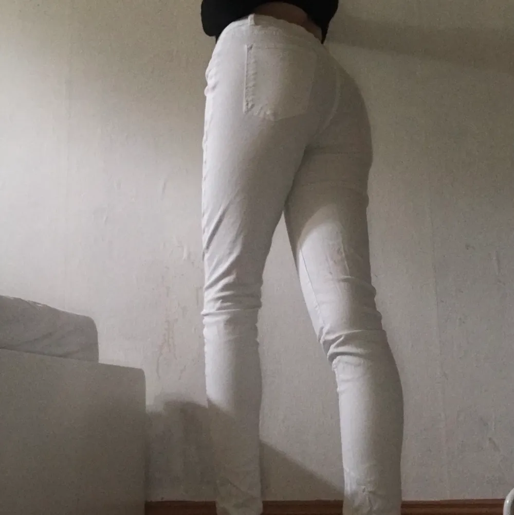 White basic Pants  Skinny jeans  L Fri frakt/Free shipping Bara har blivit används i den här bilden/ Only been used in this picture.. Jeans & Byxor.