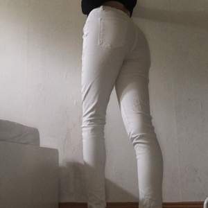 White basic Pants  Skinny jeans  L Fri frakt/Free shipping Bara har blivit används i den här bilden/ Only been used in this picture.
