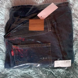 HELT NYA Levis 70s flare jeans ❣️ - Ett par helt nya levis 70s flare jeans i storlek 30/32. Säljer pga att de var för stora på mig 🥰 Pris kan diskuteras.