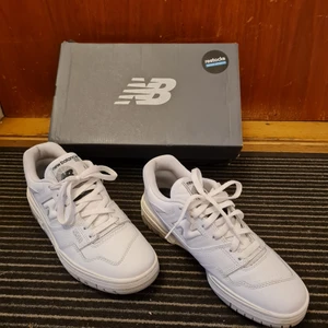 New balance 550 White Grey - Nya NB skor som är använda ett fåtal gånger. Har används med mycket hänsyn. Haft Crease skydd i de så finns inga tydliga spår av Crease. Storlek 42  Kommer från ett Rökfritt och Djurfritt hem  Hämtas i Karlstad eller kan skickas om köparen står för frakt