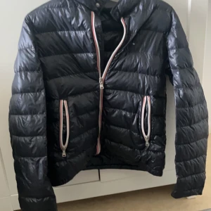 ÄKTA moncler jacka - Nyskick inte så gammal inget hål eller något💯