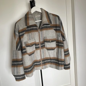 Snygg höst-jacka! - Fin jacka till hösten i grått och camel!🤎 boxigare i modell, inte super tjock!