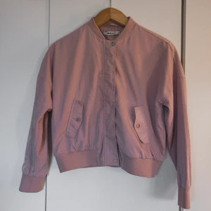 Rosa bomberjacka  - Rosa bomberjacka från Gina Tricot i bra skick!🥰 Storlek: 34