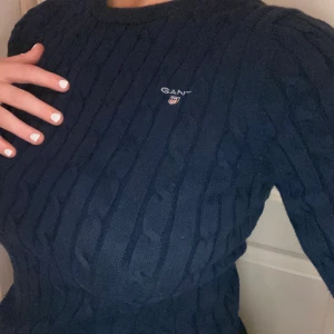 Gant tröja - Gant tröja marinblå storlek xs använd ett fåtal gånger. Används inte just nu och kan passa bättre i någon annans garderob som tar vara på tröjan lite bättre. (Står ej för frakten)