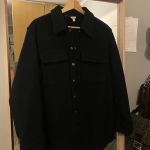 & other stories - Säljer denna jacka från & other stories. Jackan är i storlek 34 men är väldigt oversize. Är oversize på mig som vanligt är S/M! Hör av er vid fler frågor