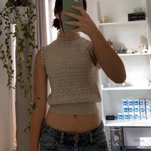 Stickat linne - Stickat linne från bikbok, storlek xs, knappt använd. Skriv om du har frågor eller vill ha fler bilder💕