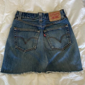 Levi’s jeanskjol - Vintage Levi’s jeanskjol. Saknar storlek men skulle vilja säga S (finns resårband i kjolen som går att ta ut och då blir den mer en storlek M). Knappt använd. 