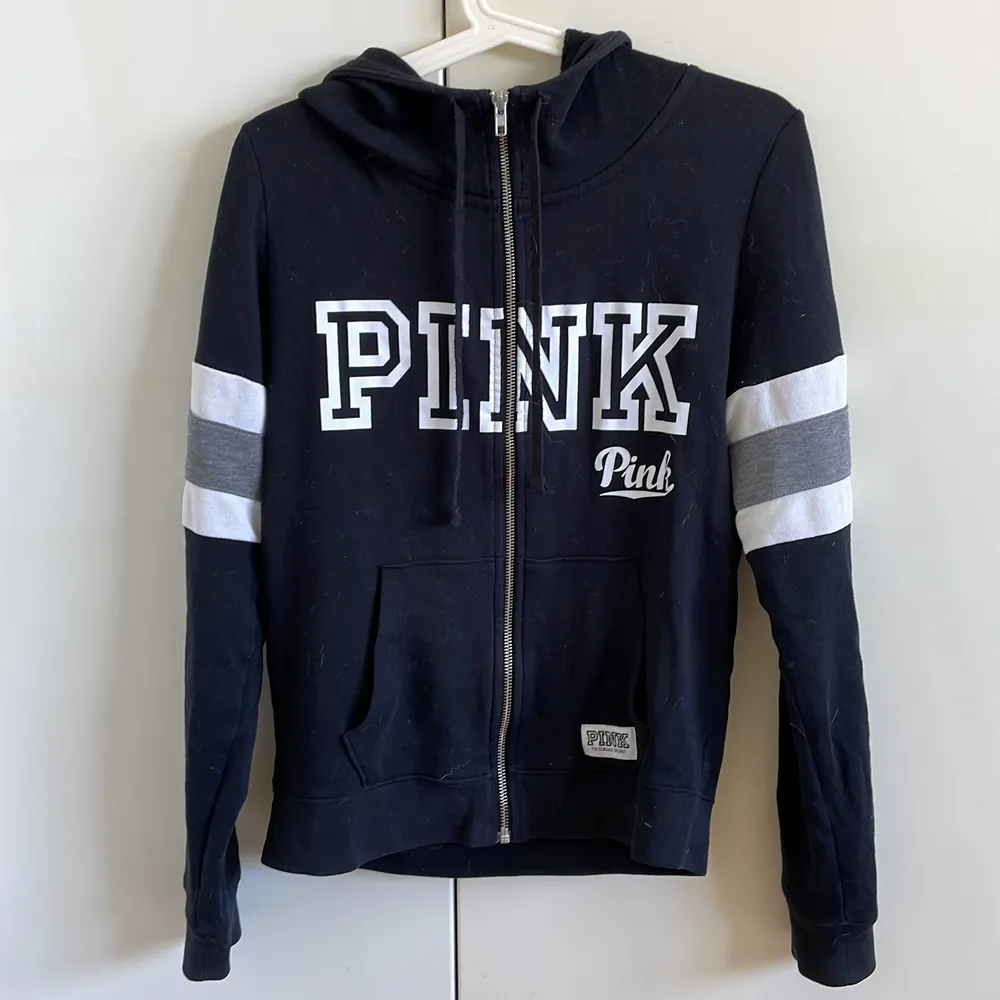 Tjocktröja från Victoria’s secret PINK i storlek S (passar nog XS-M). Med luva. Nypris ca 500 kr.. Hoodies.