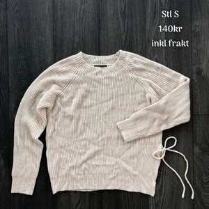 Stickad tröja - Information på bilden