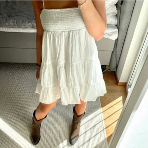Zara klänning - Säljer denna populära vita klänning från Zara i storlek S, säljer pga att jag har köpt en liknande. Köparen står för kostande på frakten!