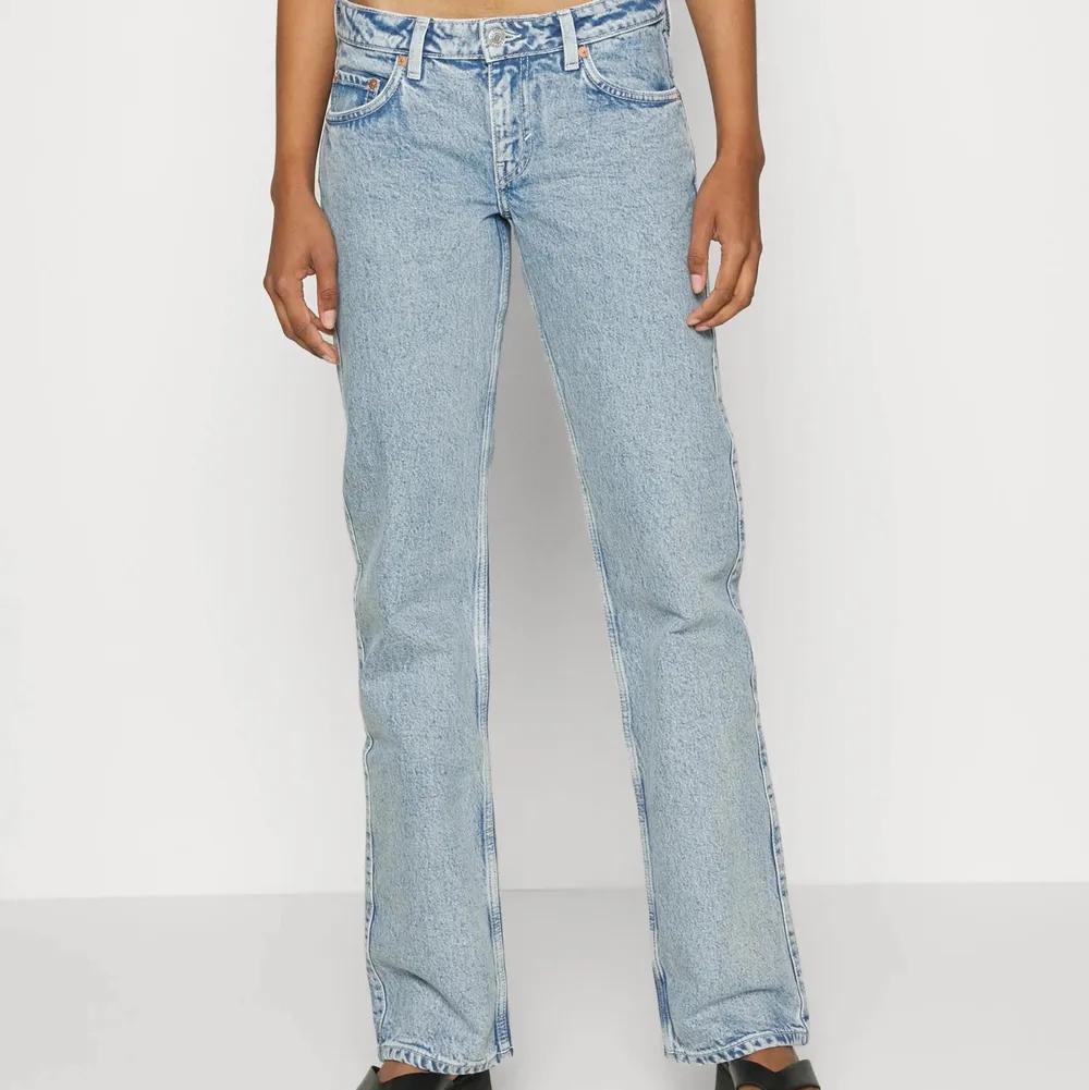 ❌INTRESSEKOLL❌Jätte fina weekday jeans köpta i vintras. Väl använda men inga tecken på det. Dem är i storlek 26/32 och skulle säga att dom passar storleken 34-36🤩🤩🫶🫶. Jeans & Byxor.