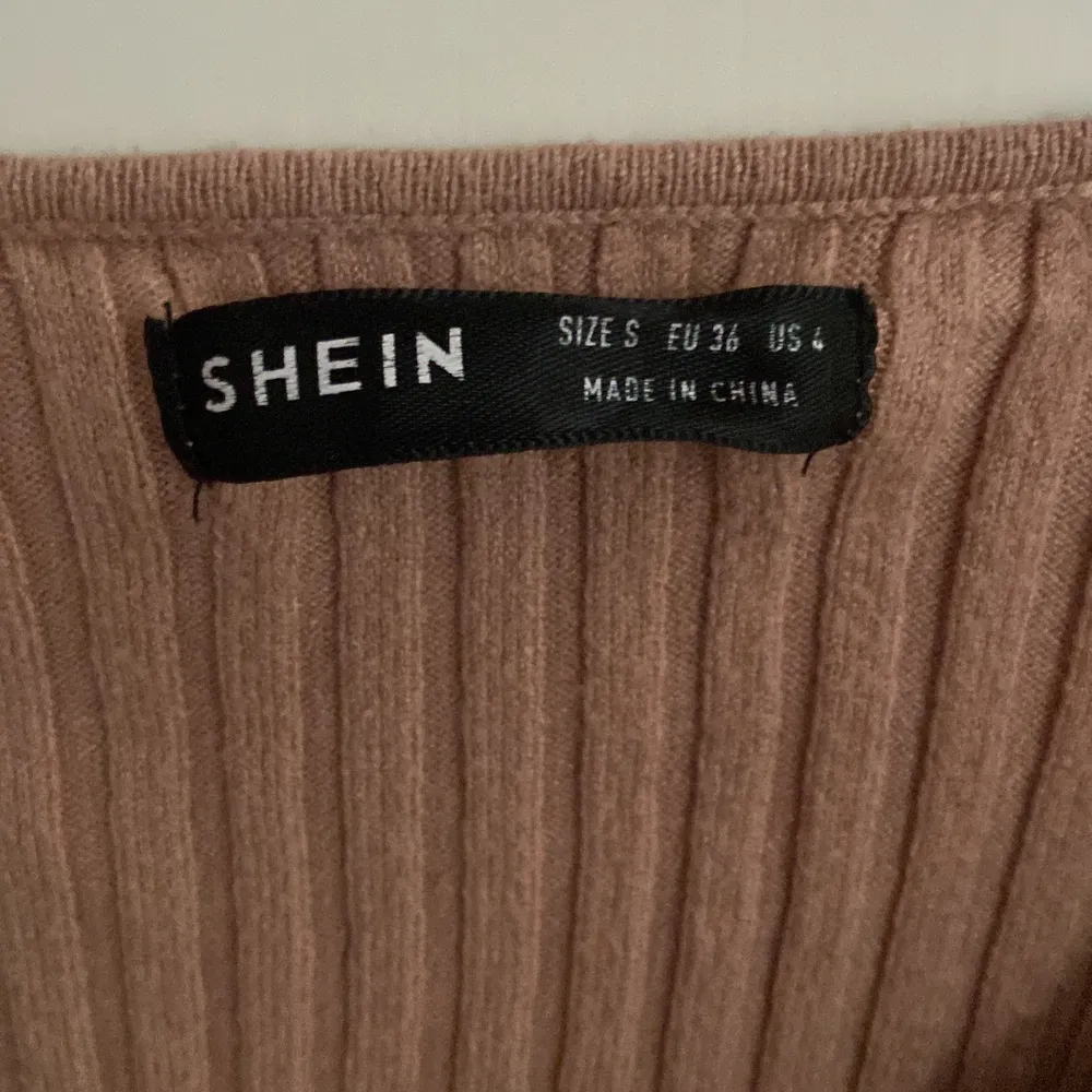 Tröja från shein som passar med ett bar byxor. Färgen på tröjan är typ beige rosa men mest beige. Tröjor & Koftor.
