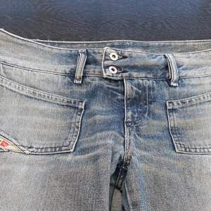 ett par assnygga diesel jeans, säljer för att dom e lite för små nu. midjemåttet är 84 cm å innerbenslängden 82