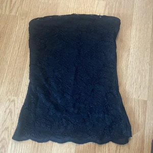 Tubtopp  - Säljer denna tubtoppen med spets, i storlek xs. Säljer via swish (inte via köp nu) så kontakta mig först så får du GRATIS FRAKT 🥰
