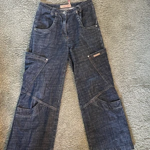 Blasting jeans  - feta jeans från humana. strl M. fint skick men lite upptrampade där nere. hör av er om ni vill ha mått. lägg bud från 250!