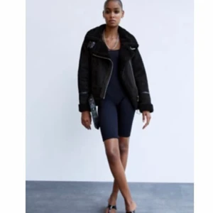 Zara mockajacka  - Säljer denna jackan från zara i vit, skulle säga att den passar XS/S/M beroende på hur man vill att den ska sitta💕