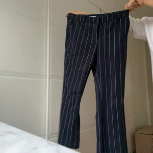 Kostym - Lågmidjade as snygga kostymbyxor tyvärr för stora:/ det är en 36a men dem sitter som 38