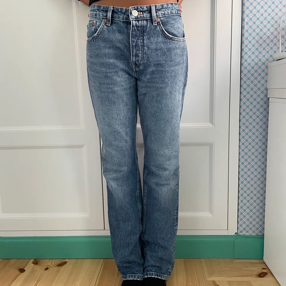 Så snygga jeans från zara i modellen straight mid rise som Tyvärr har blivit för små. I storlek 38 men skulle säga att de är lite små i storleken🤍 Väldigt bra skick då jag endast använt de 1-2 gånger.  Klicka inte på köp nu!💖. Jeans & Byxor.