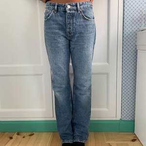 Så snygga jeans från zara i modellen straight mid rise som Tyvärr har blivit för små. I storlek 38 men skulle säga att de är lite små i storleken🤍 Väldigt bra skick då jag endast använt de 1-2 gånger.  Klicka inte på köp nu!💖
