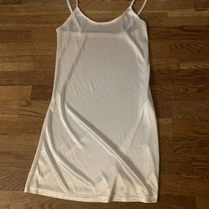 Klänning - Tog av denna från under en klänning, superfin men genomskinlig, men perfekt för att bygga vidare outfiten eller att bara ha som pyjamas. Är öppen för prisförslag, kan mötas upp i Stockholm och det är bara att skriva för fler bilder:) 