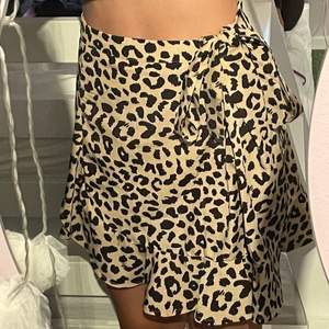 Säljer en leopard kjol från shein, säljer det pågrund av att den är för stor för mig!🤍 Kontakla mig om mer bilder eller information.