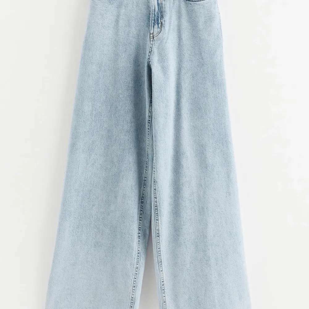 VIOLA extra vida high waist jeans från Lindex. Köptes för ungefär en månad sen, använda ish 3 gånger 💗 De köptes för 349kr. Köparen står för frakt men jag kan även mötas upp 💗 priset kan diskuteras. . Jeans & Byxor.