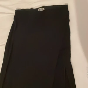 Kjol - Lång kjol från weekday med slit💗 storlek S. Själva kjolen är 1m lång och sliten 70cm se bild nr 3.  ‼️KÖPAREN STÅR FÖR FRAKTEN‼️