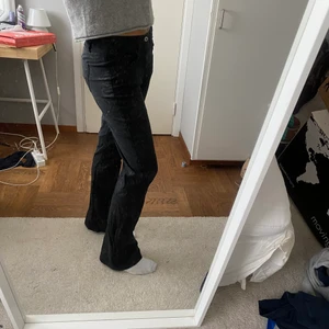 Mönstrade byxor - Byxor med ascoolt mönster. Ena fickan är trasig. Jag är 170. Säljer pga flytt utomlands. Går att få paketpris om man köper flera plagg, frakt ingår inte
