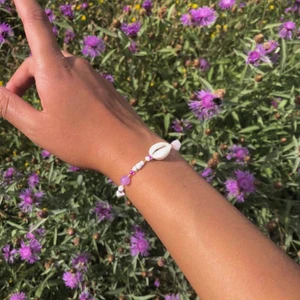 Lila armband🐚💜 - En blandning av rose Quartz, snäckor och lila/vita/guldiga pärlor precis som i den matchande lila waistbeaden🐚💜