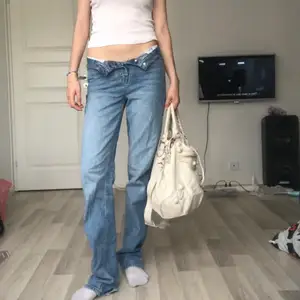 Säljer mina favoritjeans från Asos då de är för små🥲 dessa är från Tall avdelningen och är perfekta för långa personer (jag är 178 och de är väldigt långa på mig!) Helt slutsålda på hemsidan! Skriv privat vid funderingar💙