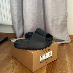 Yeezy Slide  - Säljer dessa jätte sköna Yzy slide! Skriv privat om du har en fråga🌸  Obs: små i storleken! 