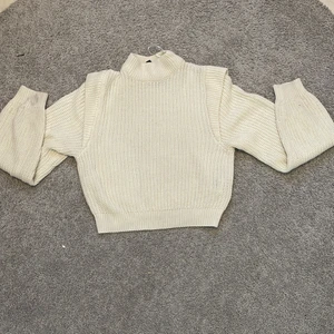 En stickad tröja från hm  - Jag har inte använt den så där jätte mycket. Hade dem i julas och spillde lite på den och det är de som är lilla fläcken på tröja! Vet inte direkt hur mycket den kostade men jag tror att den kostade 130. Men nu säljer jag den för 40!❤️ den har volanger❤️❤️