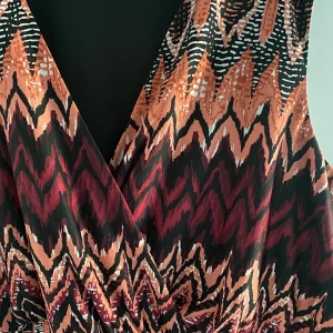 Så snygg klänning - Klänning som gör sjukt snygg figur i strl XL. Resår i midjan o elastiskt tyg. 