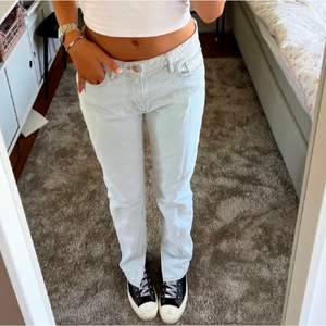 Funderar på att sälja de snyggaste jeansen från Zara😍😍 De är ljusblåa raka jeans med slits där nere, huuur snygga som helst!! De finns två små defekter som jag kan skicka bild på. Dessa är inte mina bilder, men exakt samma modell. Jag säljer för 220kr och nypris är 400kr. Lite långa på mig som är 161cm 🧡